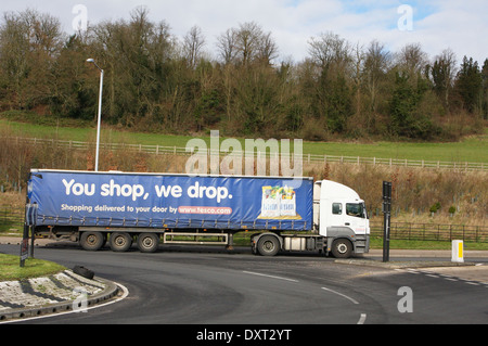 Ein Tesco Lkw verlassen eines Kreisverkehrs in Coulsdon, Surrey, England Stockfoto