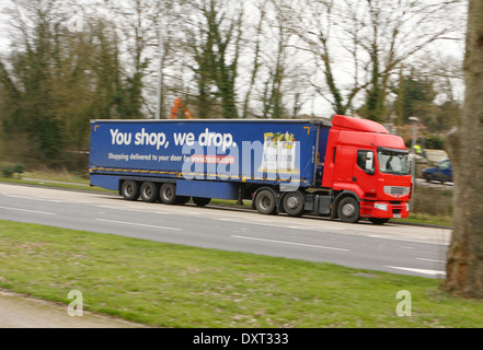 Ein Tesco LKW Reisen entlang der A23-Straße in Coulsdon, Surrey, England Stockfoto