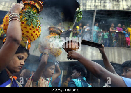 Dhaka, Bangladesch. 30. März 2014. Telugu, einer Kehrmaschine Gemeinde in Bangladsh. Sie kamen in dieses Land aus Andhra Prodesh, Indien. Ihre Kultur ist reich. '' Shetola Puja'' oder '' Frühlingsfest '' ist die wichtigsten anbeten. Krankheit, in der Hoffnung auf Befreiung vom Leid, dieses heilige Festival zu beobachten. GOTTMUTTER dieses Gottesdienstes namens Shetola - Ola. Diese Ola Mutter halten sie frei von Krankheiten. Bildnachweis: ZUMA Press, Inc./Alamy Live-Nachrichten Stockfoto