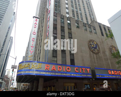 (Datei) - eine Archiv-Bild vom 18. August 2014, zeigt eine Ansicht der Radio City Music Hall (L) und ein Hochhaus auf der 6th Avenue in Manhattan, USA. Die Radio City Music Hall wurde in den 1920er Jahren erbaut und öffnete seine Türen zum ersten Mal im Jahre 1932. Die Konzerthalle liegt zwischen 50th Und 51st Street und wurde im Stil Art Déco mit geometrischen Ornamenten, darunter Glas, Aluminium und Chrom als Hauptbestandteile von Baustoffen gebaut. Foto: Alexandra Schuler Stockfoto