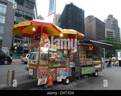 (Datei) - eine Archiv-Bild vom 18. August 2014, zeigt ein Hot Dog Verkäufer in Midtown Manhattan, New York, USA. Mobile Garküche sind Bestandteil der alltäglichen Leben und Straße Landschaft in New York. Foto: Alexandra Schuler Stockfoto