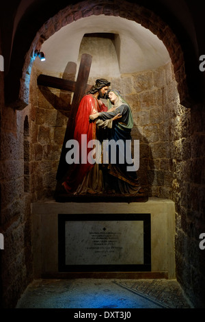 In dem unterirdischen Komplex der Kirche, die den armenischen Katholiken gehört und „Unsere Liebe Frau vom Krampf“ genannt wird, sind Skulpturen von Jesus Christus und Maria dargestellt. An der Kreuzestation 4., die den Ort markiert, an dem Jesus seine Mutter, die Jungfrau Maria, traf, Auch bekannt als Heilige Maria in der Via Dolorosa Straße Altstadt Ost-Jerusalem Israel Stockfoto