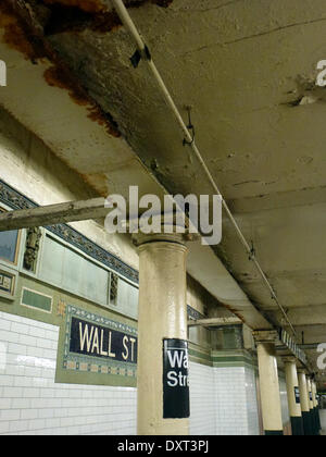 New York, USA. 20. August 2013. (Datei) - eine Archiv Bild, datiert 20. August 2013, zeigt der verfallenden Wall Street u-Bahnstation in New York, USA, 20. August 2013. Wall Street und der angrenzenden u-Bahnstation für Pendler ist das Zentrum der financial District von Manhattan, New York. Foto: Alexandra Schuler - NO-Draht-SERVICE-/ Dpa/Alamy Live News Stockfoto