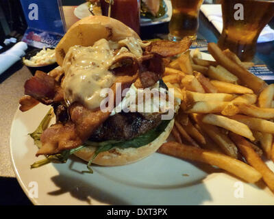 (Datei) - eine Archiv Bild, datiert 8. September 2013, zeigt einer köstlichen Speck Burger mit Pommes frites ist bereit, auf einem Teller bereit für den Verbrauch in New York, USA. Foto: Alexandra Schuler - kein Draht-Dienst- Stockfoto