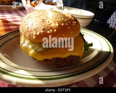 (Datei) - eine Archiv Bild, datiert 21. August 2013, zeigt einen leckeren Cheeseburger auf einem Teller bereit zum Verzehr bereit in New York, USA. Foto: Alexandra Schuler - kein Draht-Dienst- Stockfoto