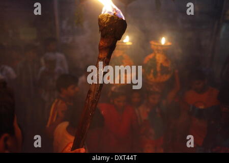 Dhaka, Bangladesch. 30. März 2014. Telugu, einer Kehrmaschine Gemeinde in Bangladsh. Sie kamen in dieses Land aus Andhra Prodesh, Indien. Ihre Kultur ist reich. '' Shetola Puja'' oder '' Frühlingsfest '' ist die wichtigsten anbeten. Krankheit, in der Hoffnung auf Befreiung vom Leid, dieses heilige Festival zu beobachten. GOTTMUTTER dieses Gottesdienstes namens Shetola - Ola. Diese Ola Mutter halten sie frei von Krankheiten. Bildnachweis: ZUMA Press, Inc./Alamy Live-Nachrichten Stockfoto