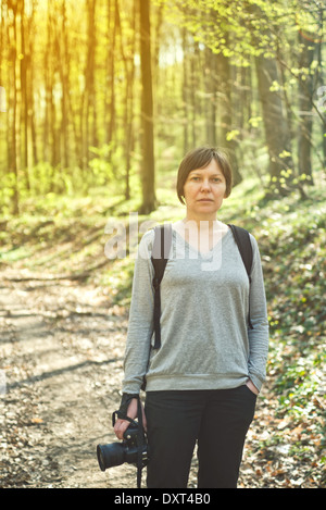 Porträt des jungen weiblichen Naturfotograf im Wald. Stockfoto