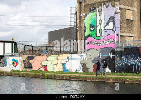 Graffiti an der Wand entlang der Flussschifffahrt Lee, Hackney, E9, London, Vereinigtes Königreich Stockfoto