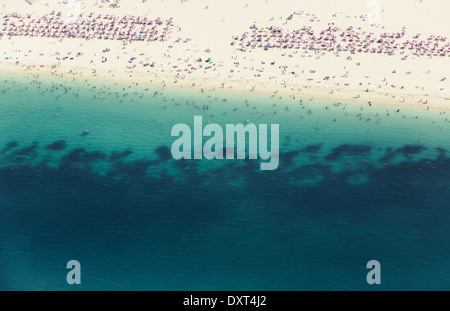 Luftaufnahme der Menschenmenge am Strand Stockfoto