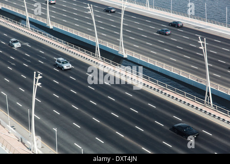 Autos auf der Autobahnbrücke Stockfoto