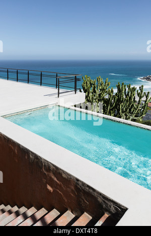 Luxus Lap Pool mit Blick auf Meer Stockfoto