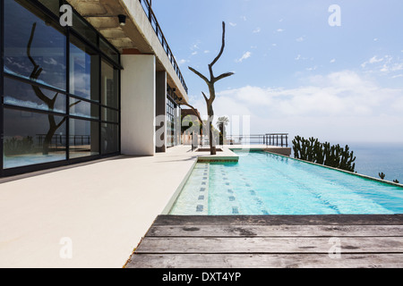 Luxus Lap Pool mit Blick auf Meer Stockfoto