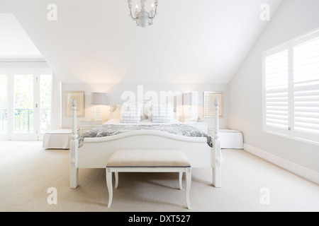 Weiße Luxus-Schlafzimmer Stockfoto