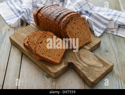 In Scheiben Roggenbrot auf Cutting Board Closeup on White Stockfoto