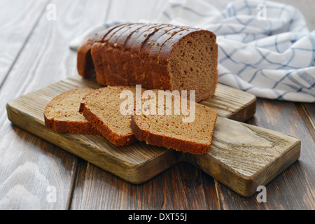 In Scheiben Roggenbrot auf Cutting Board Closeup on White Stockfoto