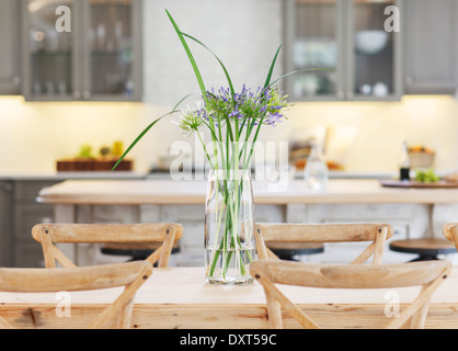 Blumen in Vase auf Holztisch Stockfoto