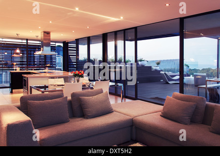 Modernes Wohnzimmer mit Blick auf Balkon Stockfoto