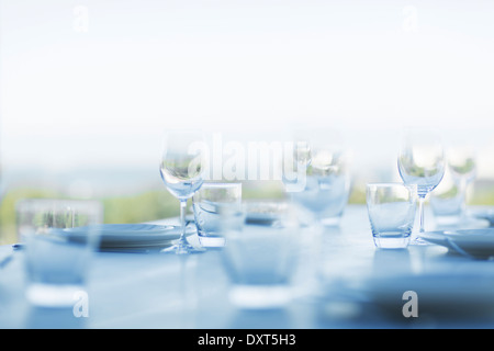 Gedecke auf Terrassentisch Stockfoto