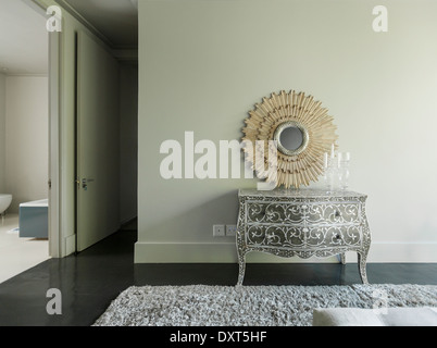 Elegante Kommode und Spiegel in Luxus Schlafzimmer Stockfoto
