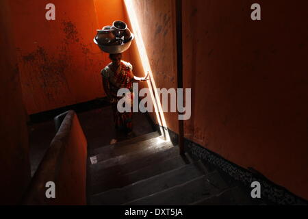 Dhaka, Bangladesch. 30. März 2014. Eine Frau nach Hause nach Wasser zu sammeln. Telugu sind eine Horizont-Gemeinschaft in Bangladesch sind Beruf Reiniger. Es großes Problem ist das Wasser. Die Wasser-Krise steigt rasant in der Hauptstadt von Bangladesch. Zakir Hossain © Chowdhury/NurPhoto/ZUMAPRESS.com/Alamy Live-Nachrichten Stockfoto