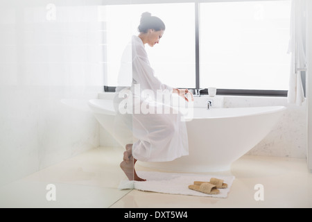 Frau im Bademantel Vorbereitung Bad Stockfoto