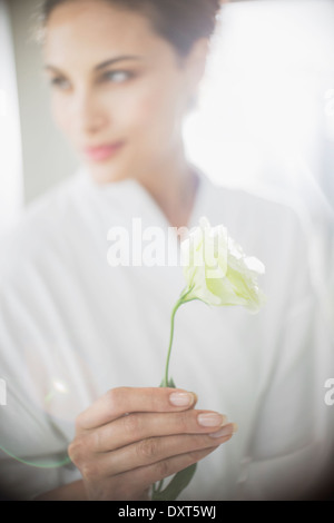 Frau im Bademantel halten weiße rose Nahaufnahme Stockfoto