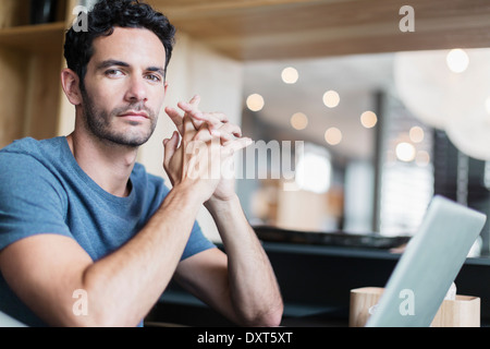 Porträt von zuversichtlich Mann am laptop Stockfoto