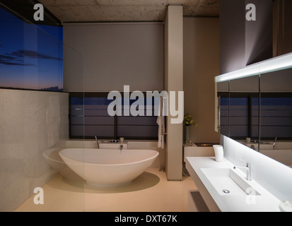 Badewanne im modernen Badezimmer Stockfoto