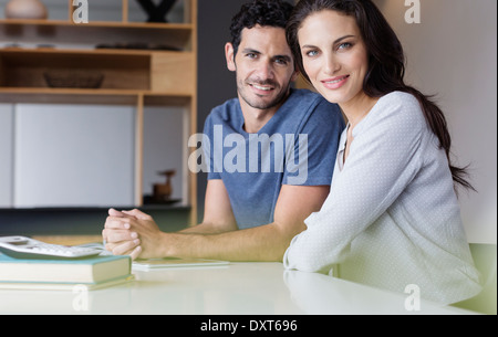 Porträt des Lächelns zu zweit am Tisch Stockfoto