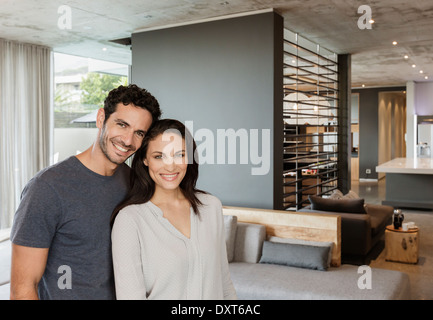 Porträt des glücklichen Paares im Wohnzimmer Stockfoto