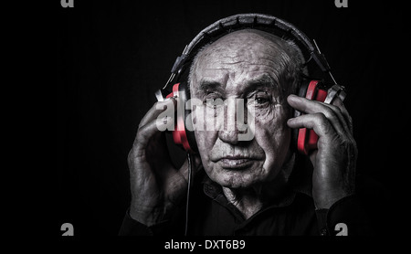 Studio-Porträt eines alten Mannes in Kopfhörer Stockfoto
