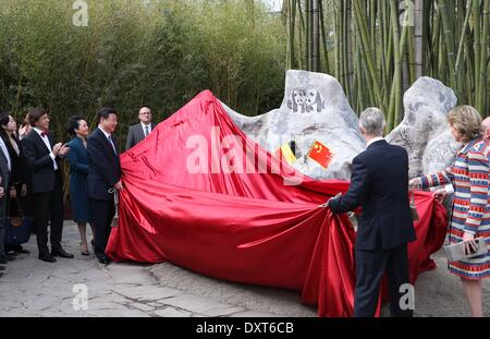 Brüssel, Belgien. 30. März 2014. Chinesischen Staatspräsidenten Xi Jinping (3. L, Front), seine Frau Peng Liyuan (2. L, Front), belgische König Philippe (2. R, vorne) und Königin Mathilde (vorne R) enthüllen das Panda-Haus zusammen im Zoo Pairi Daiza in Brugelette, Belgien, 30. März 2014. Bildnachweis: Pang Xinglei/Xinhua/Alamy Live-Nachrichten Stockfoto