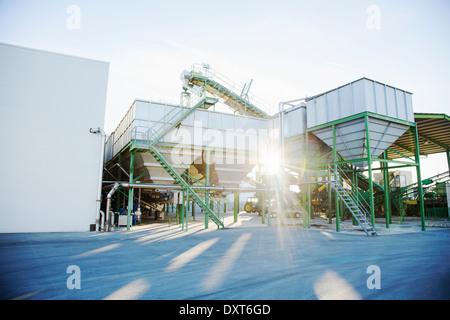 Sonne hinter Getreidespeicher Stockfoto