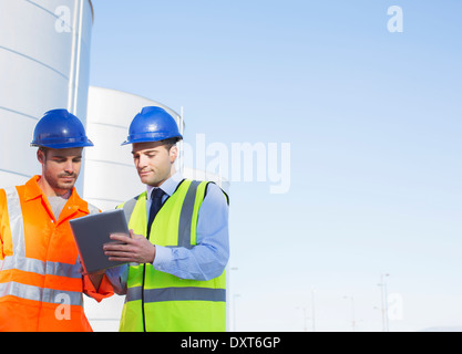 Arbeitnehmer mit digital-Tablette in der Nähe von Silage Speichertürme Stockfoto