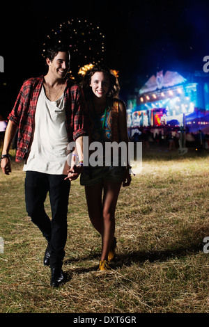 Paar verlassen Musikfestival Stockfoto