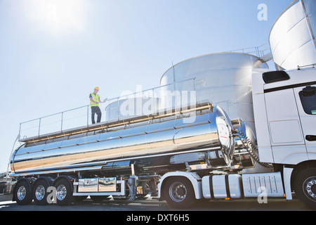 Arbeiter auf der Plattform über Edelstahl noch Milch tanker Stockfoto
