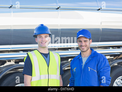 Porträt der zuversichtlich Arbeitnehmer neben Edelstahl Milch tanker Stockfoto