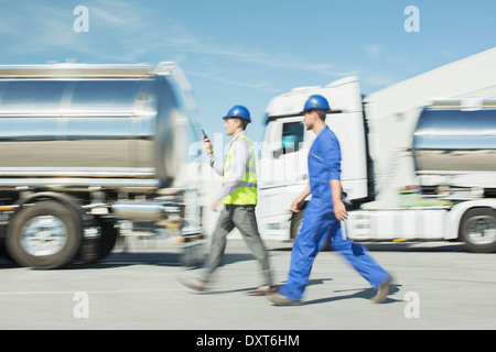 Arbeiter zu Fuß vorbei an Edelstahl Milchtanks Stockfoto