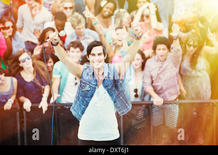 Porträt der Darsteller mit Fans im Hintergrund beim Musikfestival Stockfoto