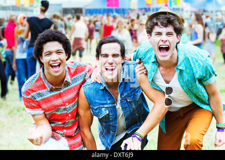 Begeisterte Männer jubeln beim Musikfestival Stockfoto