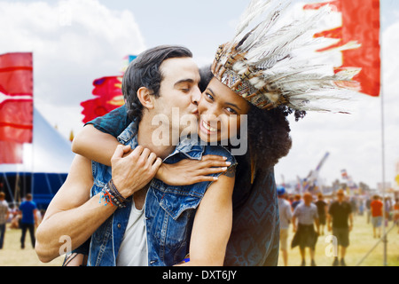 Paar küssen beim Musikfestival Stockfoto