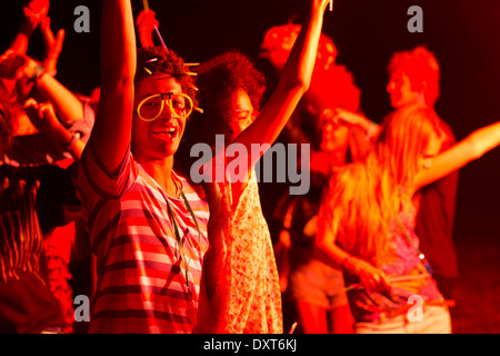 Freunde tanzen beim Musikfestival Stockfoto