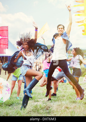 Begeisterte Freunde tanzen beim Musikfestival Stockfoto