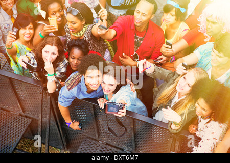 Paar Einnahme Selbstbildnis mit Kamera-Handy beim Musikfestival Stockfoto