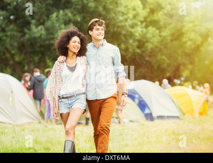 Paare, die draußen Zelte beim Musikfestival Stockfoto