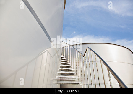 Treppen entlang Edelstahl Silage Lagerung Turm Stockfoto