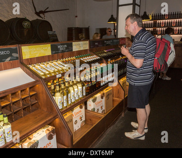 Shopping für Wein in der Bodega la Geria, La Geria, Lanzarote, Kanarische Inseln, Spanien Stockfoto