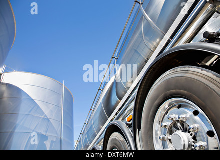 Edelstahl Milch Tanker parkte neben Silage Lagerung Turm Stockfoto