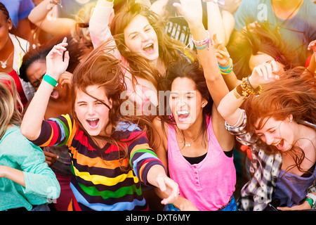 Jubelnde Fans bei Musikfestival Stockfoto