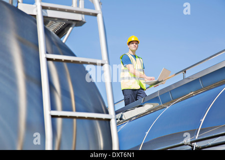 Arbeiter mit Laptop auf der Plattform über Edelstahl Milch tanker Stockfoto